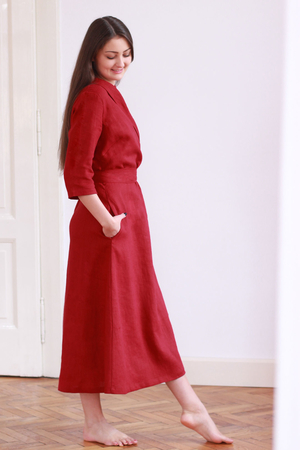 Originální zavinovací 100% lněné maxi šaty Lotika z české dílny s šálovým límcem v ryze ženském stylu, jsou